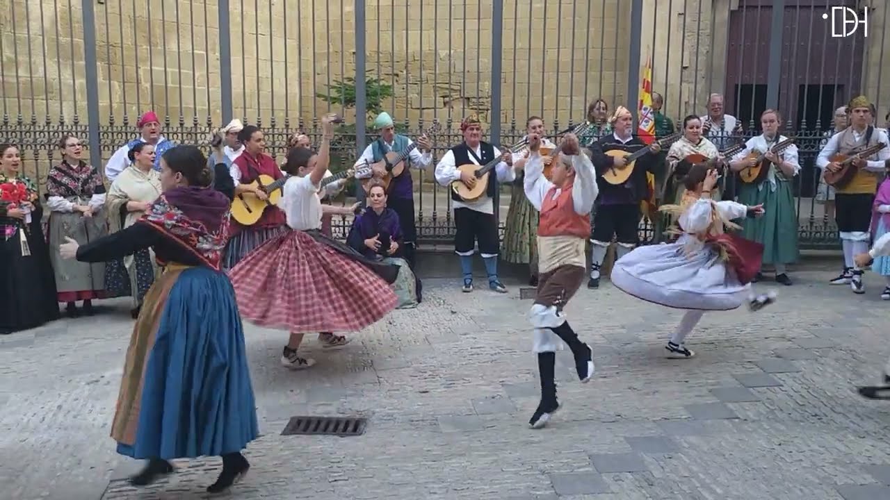Actuación de Estirpe de Aragonia en la plaza San Pedro de Huesca