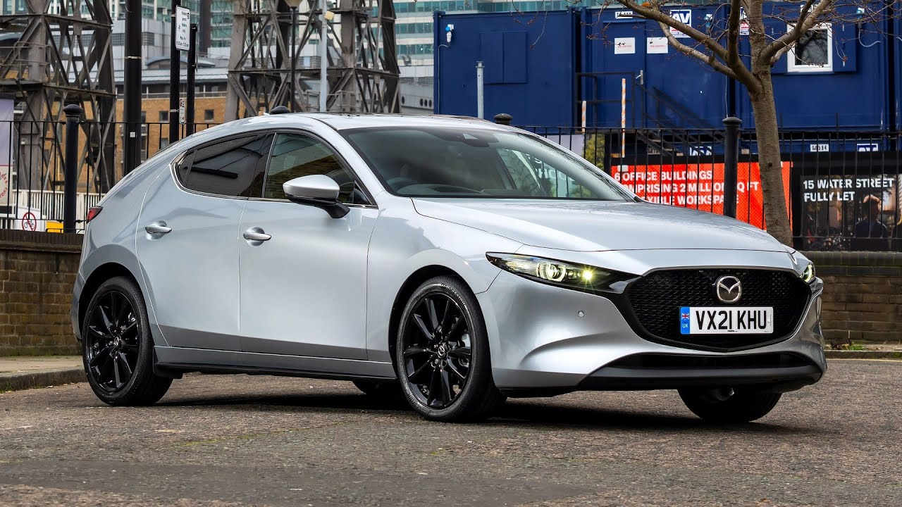 Новый компактный спортивный семейный хэтчбек Mazda 3 2022 года