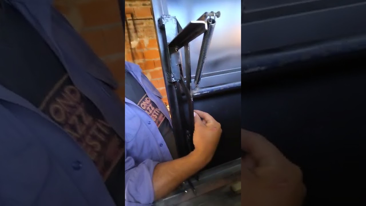 frente de parrilla puerta con bisagras pantograficas..bien explicado! instagram.com/arte.en.metal.ok