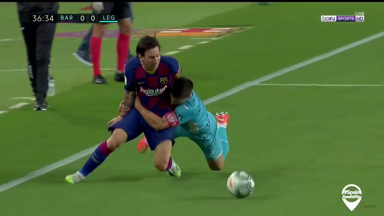 Messi Gets Rugby-Tackled by Unai Bustinza from Legan&eacute;s