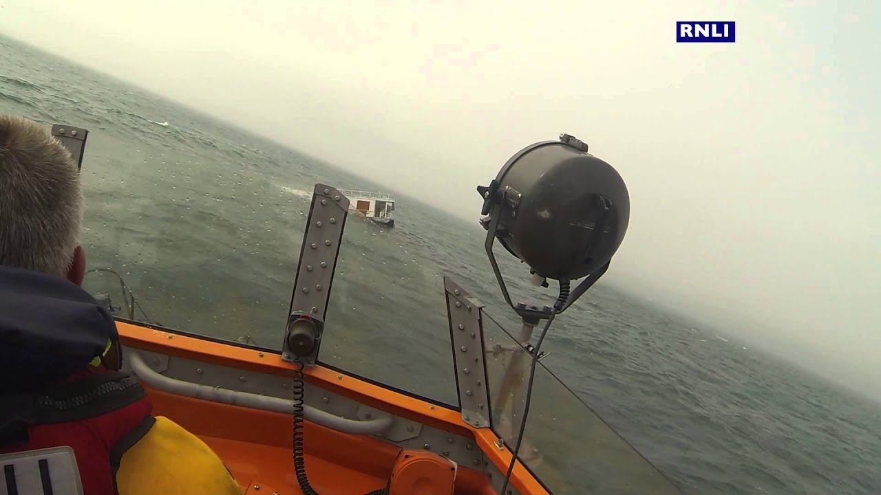 Houseboat sinking off Newhaven