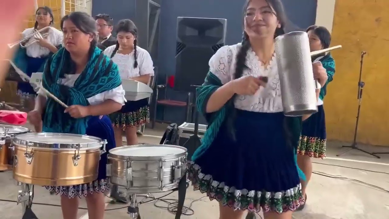 BANDA DE PUEBLO DE MUJERES MAS POPULAR DE ECUADOR