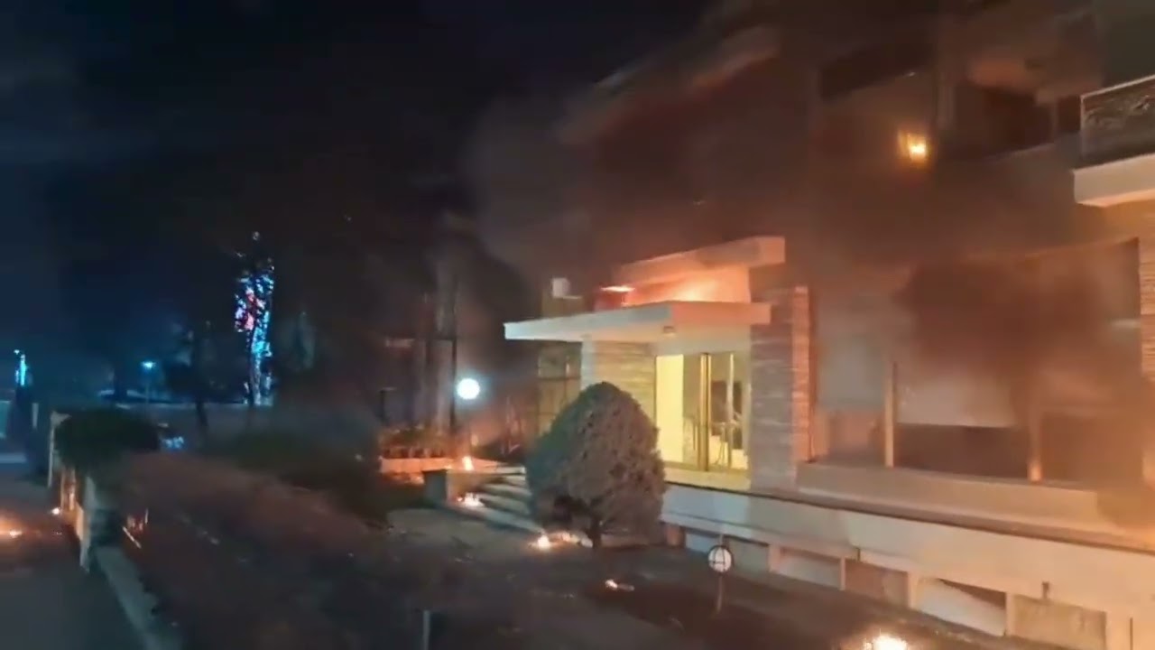 Top Channel/ Protestuesit i hodhën molotovë, brenda vilës së ish-diktatorit Hoxha,që u dogj gjatë...