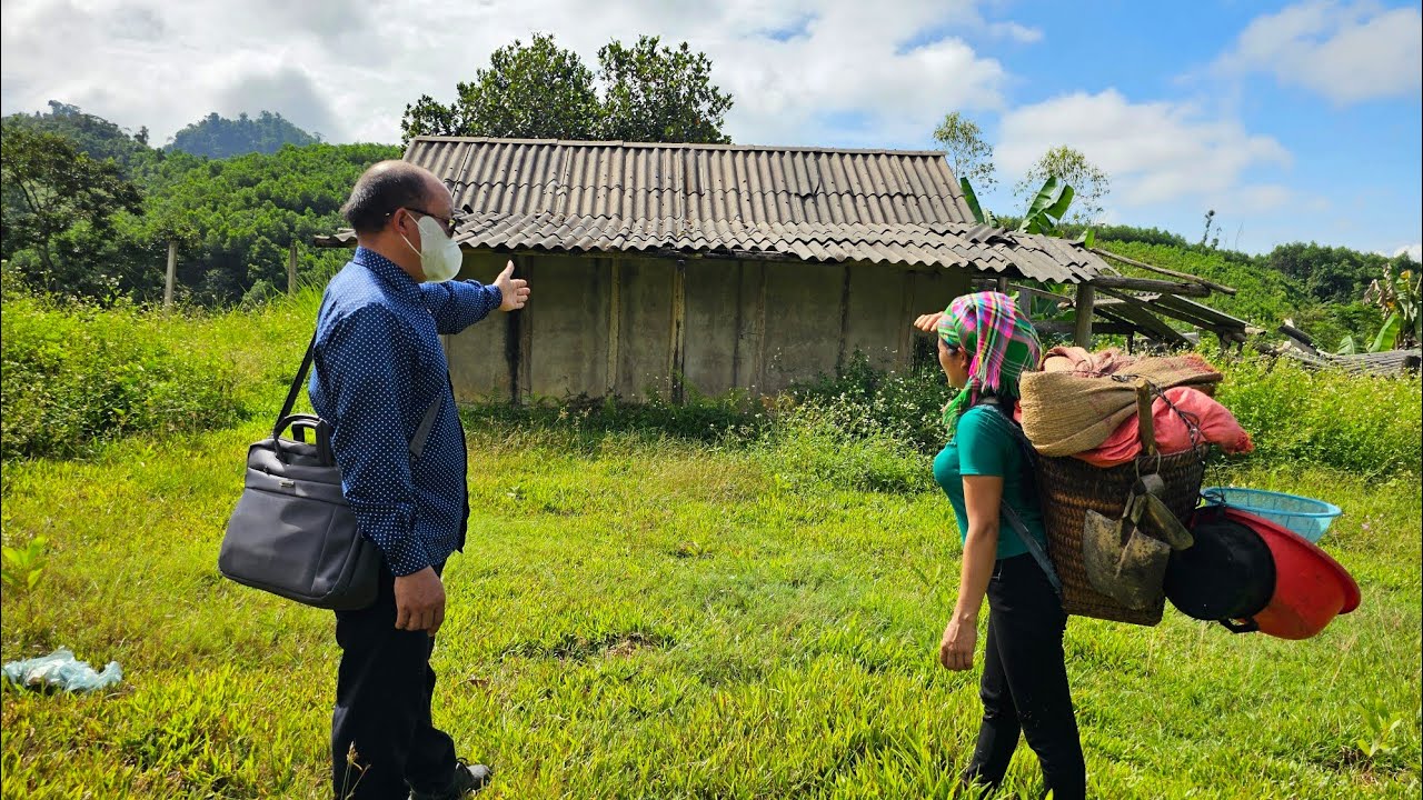 The kind village chief gave Hoang Tieu Van an abandoned house to stay temporarily.