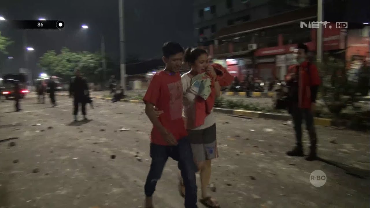 Bapak Ini Mencari Anaknya yang Masih Balita Ditengah Keramaian Massa - 86