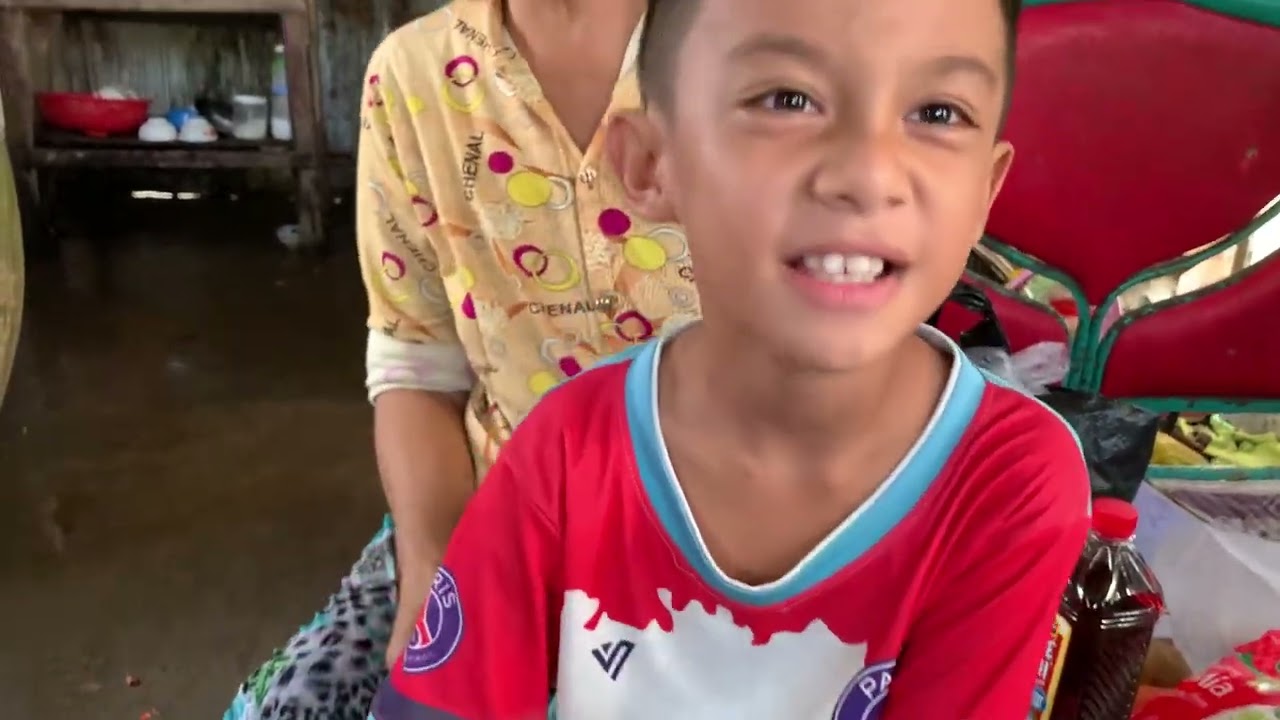 Một miếng khi đói bằng một gói khi no ,hoàng cảnh khó khăn của bé Khanh và mẹ .