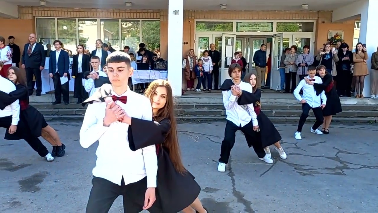 Останній дзвоник-2025. Вальс у виконанні випускників 11-Б класу.