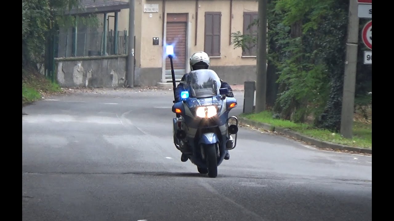 Moto Polizia Stradale in scorta | Italian highway police escorting.