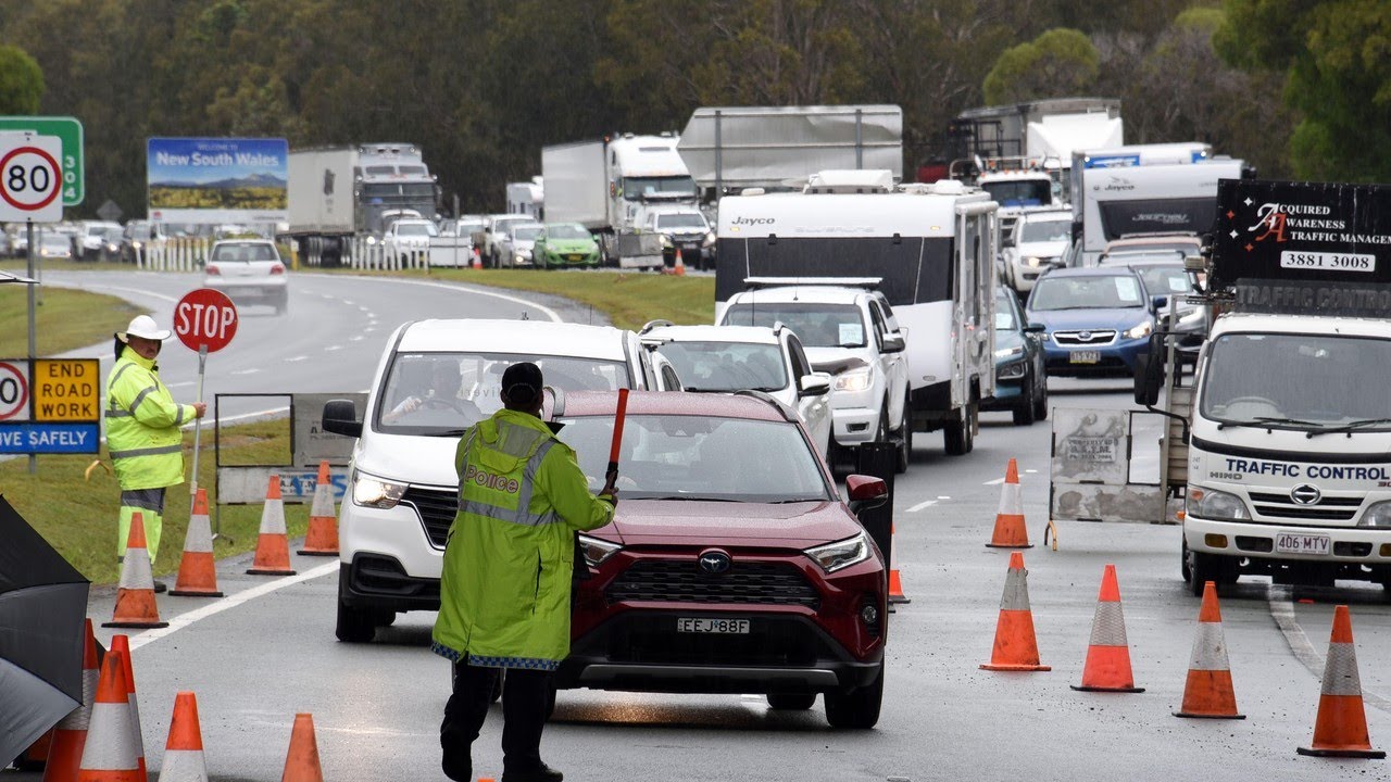 Travellers warned of lengthy delays crossing NSW - Qld border