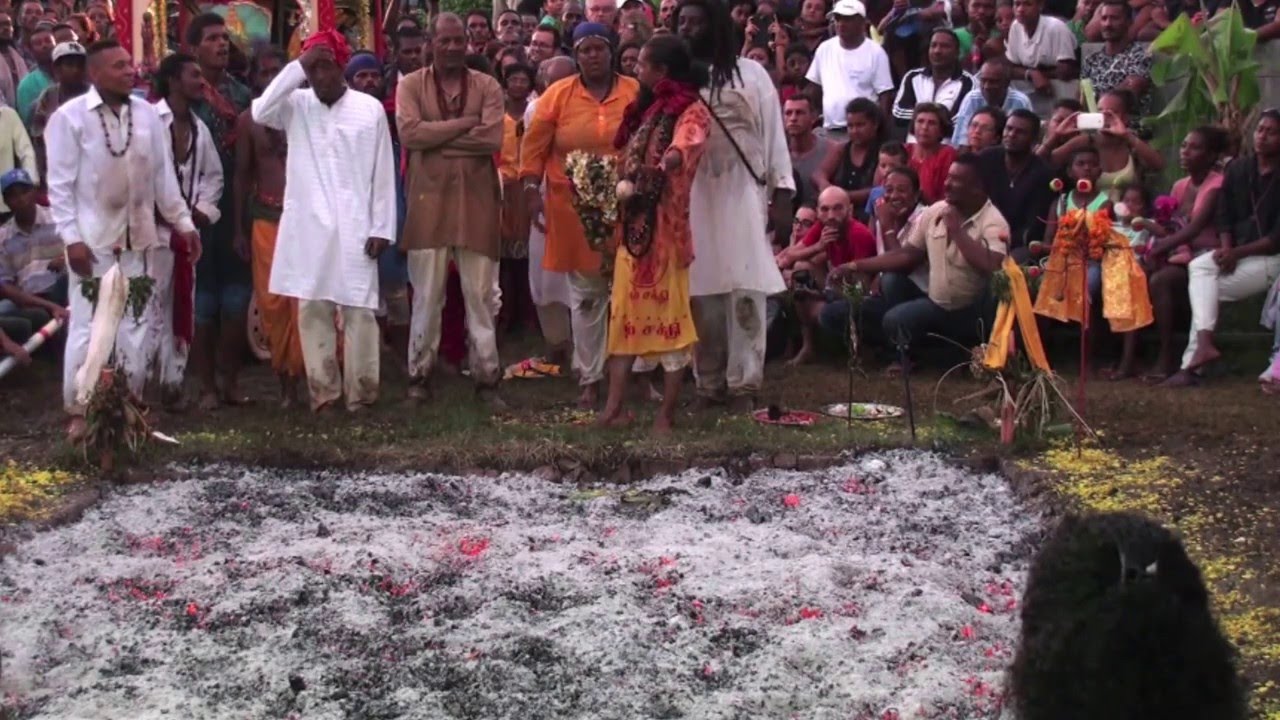 Kovil Draubadi Karnin   Marche dans le feu   1