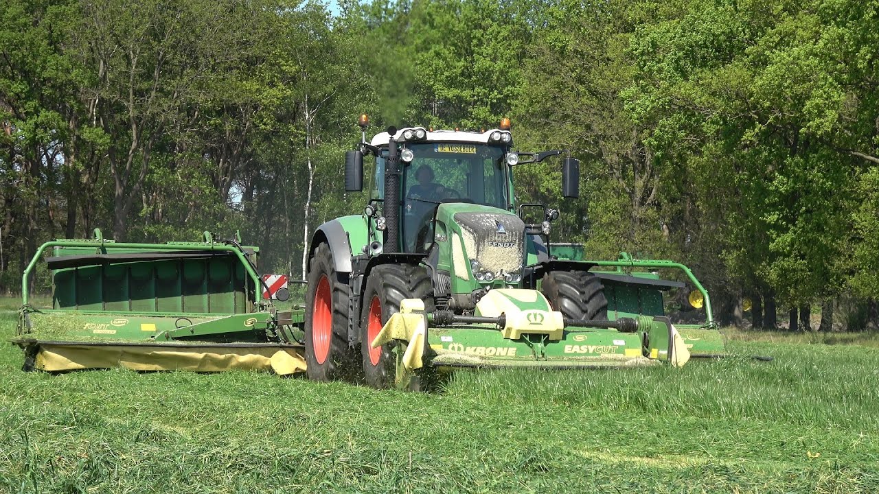 Gras maaien bij de Vosseboer met een Fendt 824 Vario en Krone EasyCut B collect triple maaier (2025)