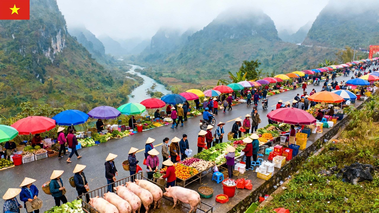 New Year's marketLung Khau Nhin Market, a market of the Thu Lao, is located on the mountaintop.