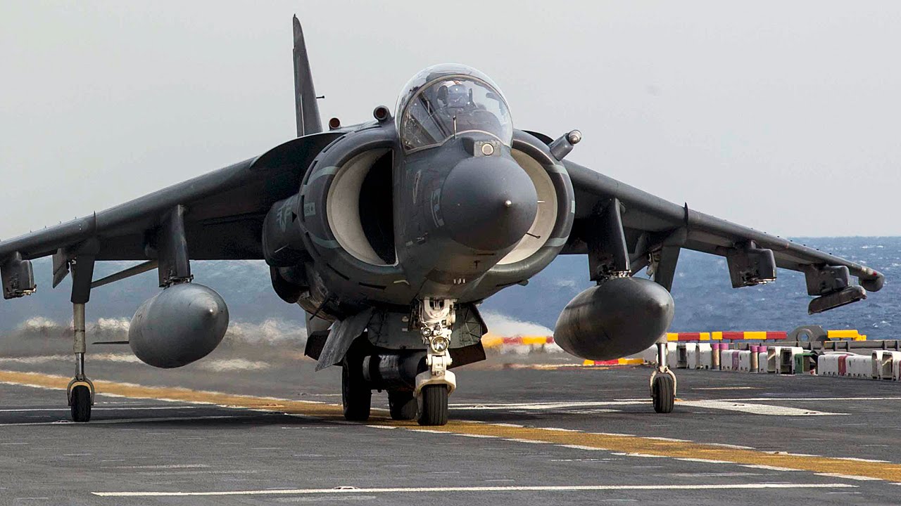 中東に展開する強襲揚陸艦イオー・ジマ (AV-8Bハリアー, AH-1Wスーパーコブラ)
