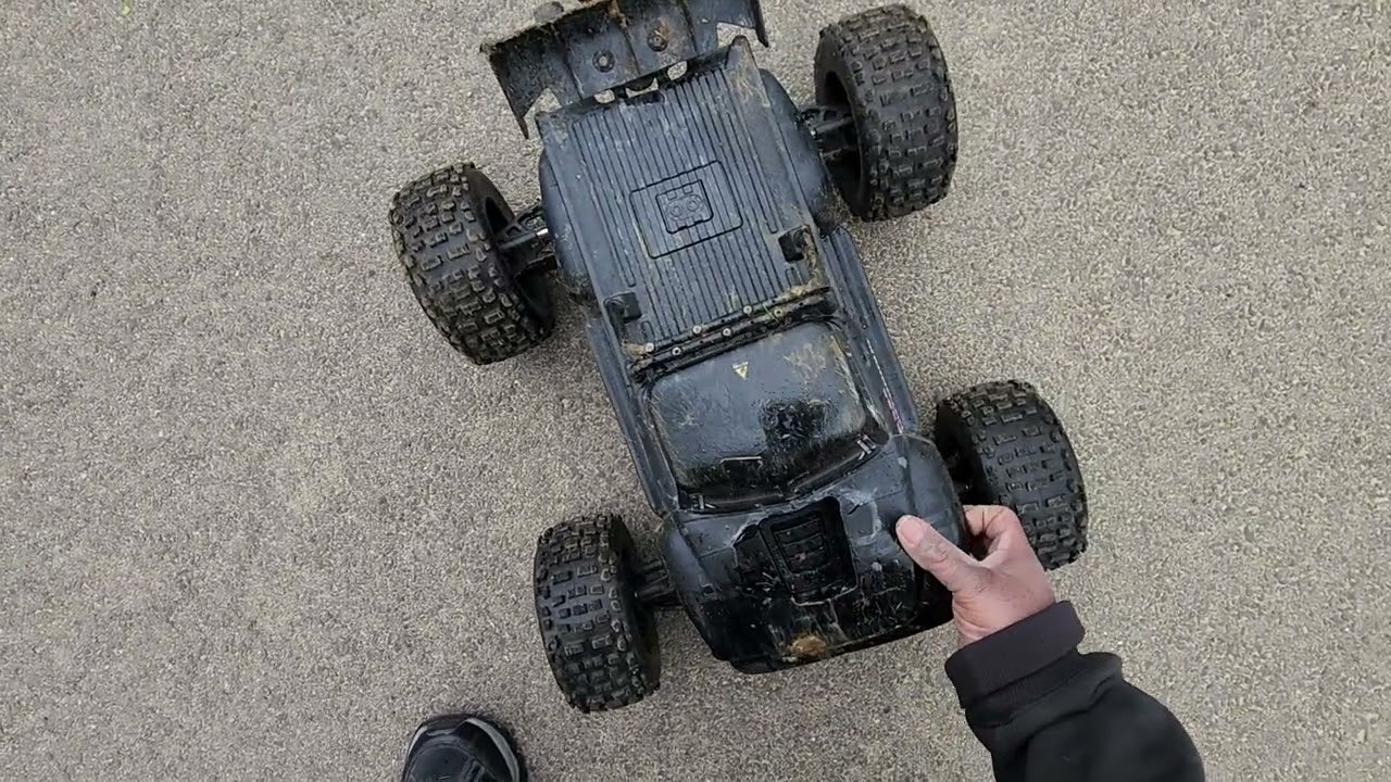 Letting my Arrma notorious 6s v6 fly at the bmx park