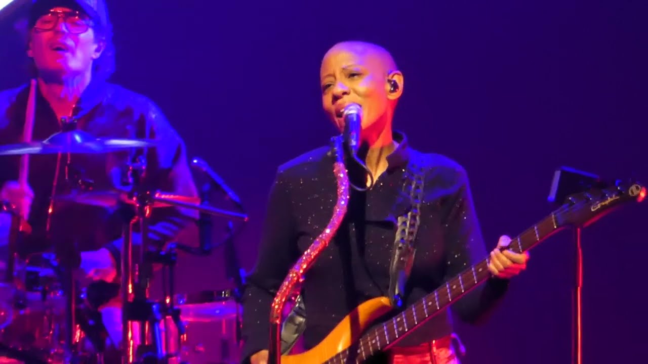 _M_ Ann Gail Dorsey et Matthieu Chedid - Life On Mars (Bowie) @ Forest National Forest - 14/10/2022
