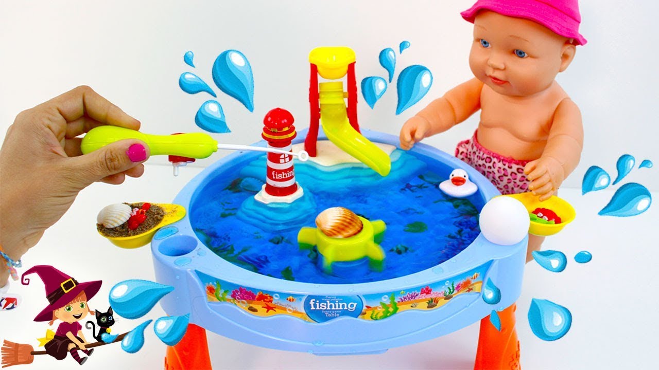 🌴 LA BEBE JUEGA en la PISCINA con JUGUETES de AGUA 💦