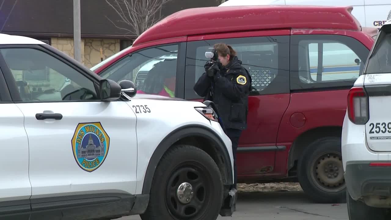 Police chase ends near El Palomino restaurant in Des Moines