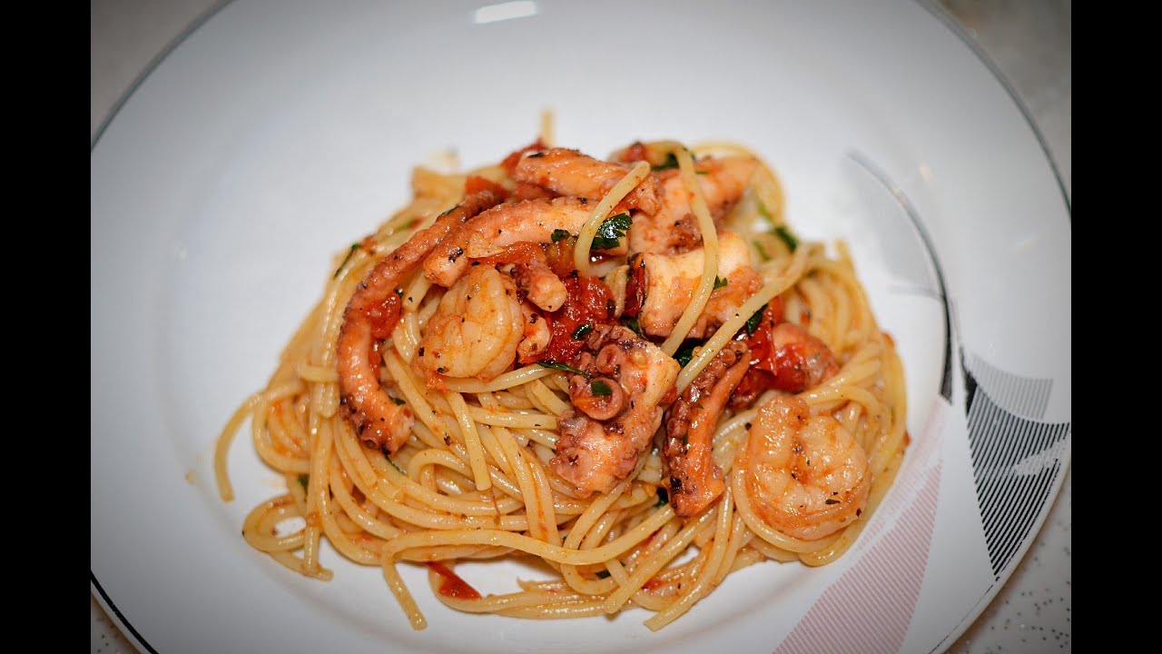 Ahtapot ve karides ile çok lezzetli bir deniz mahsüllü spagetti. - Spagetti with octopus and shrimp.