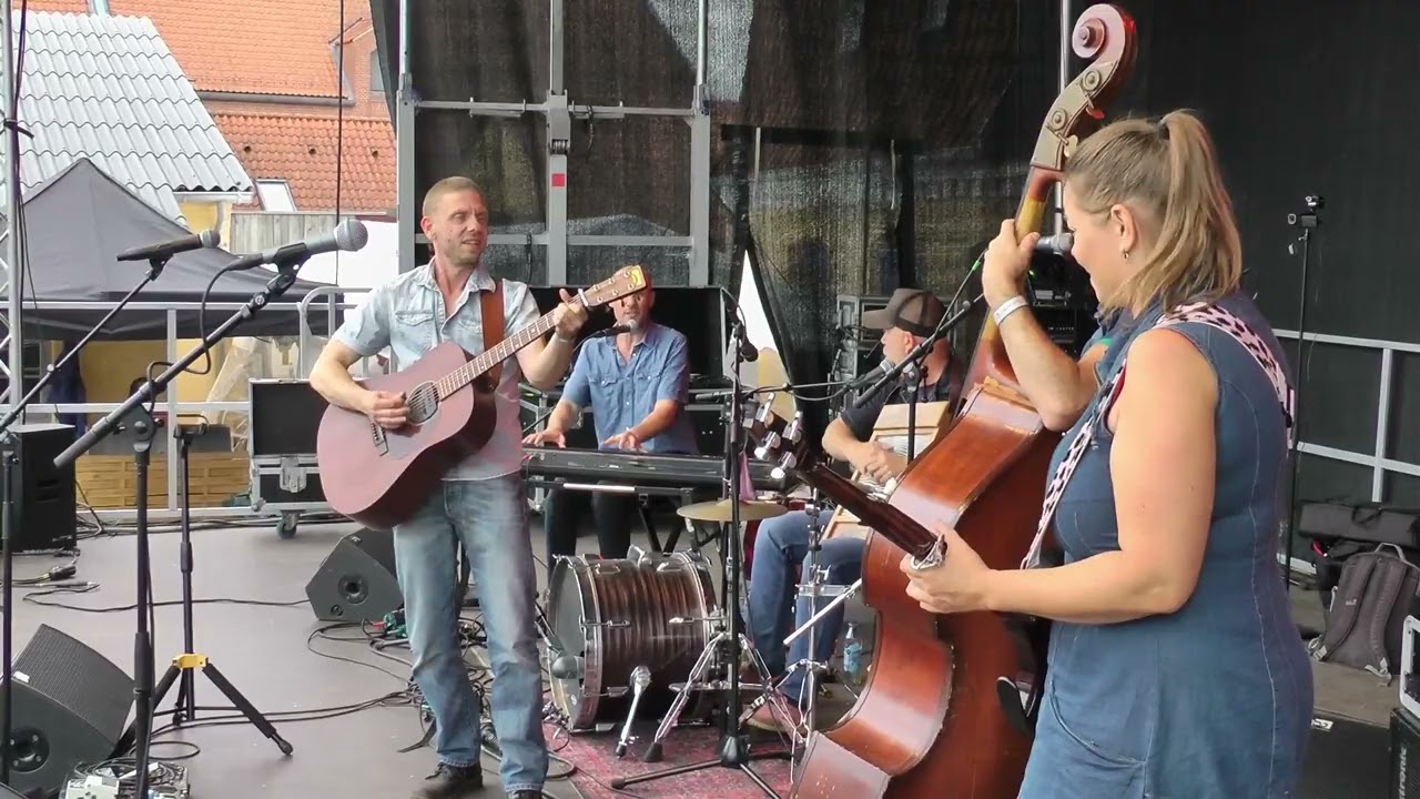 Tobacco playing: Mind your own business