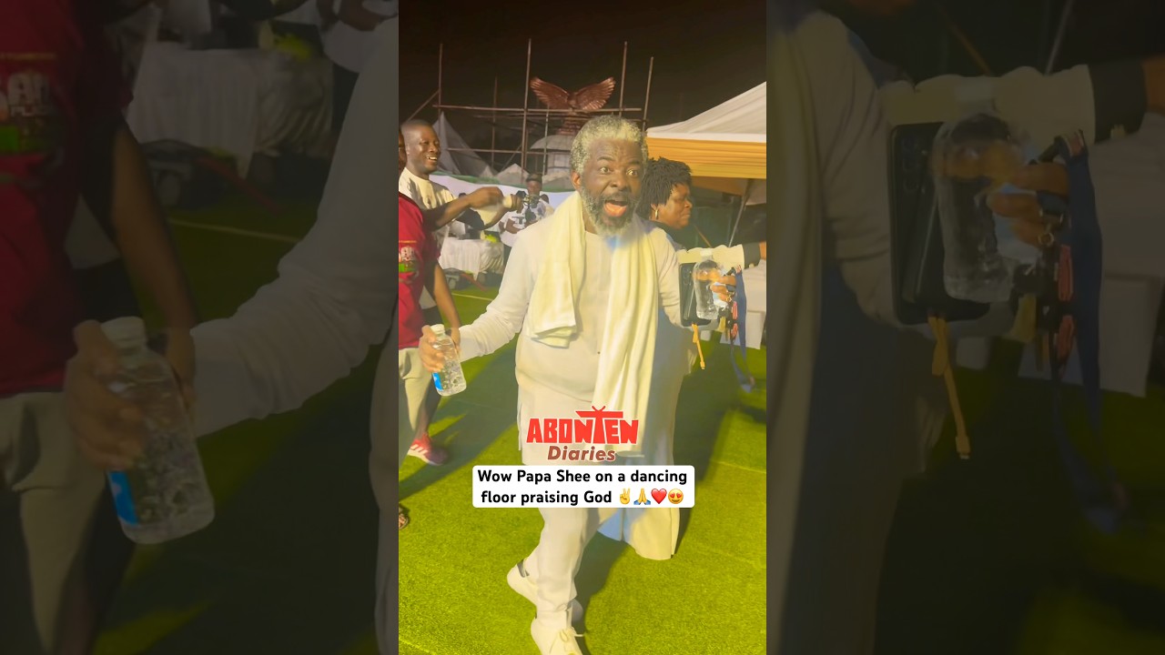Wow! Papa Shee on a dancing floor praising God 🙏🇬🇭❤️