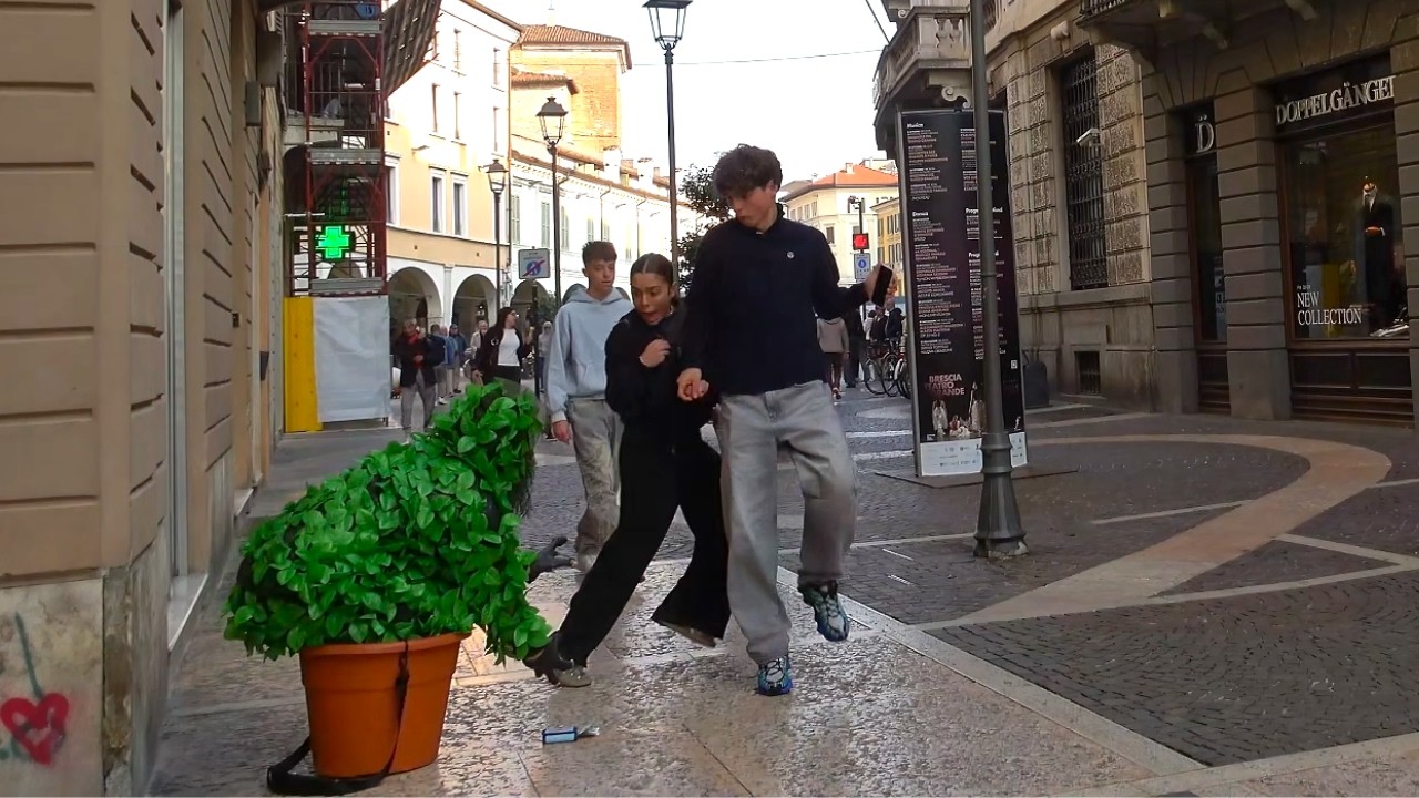 A thrilling spectacle: Bushman prank in Brescia,😂 ( part 2 )