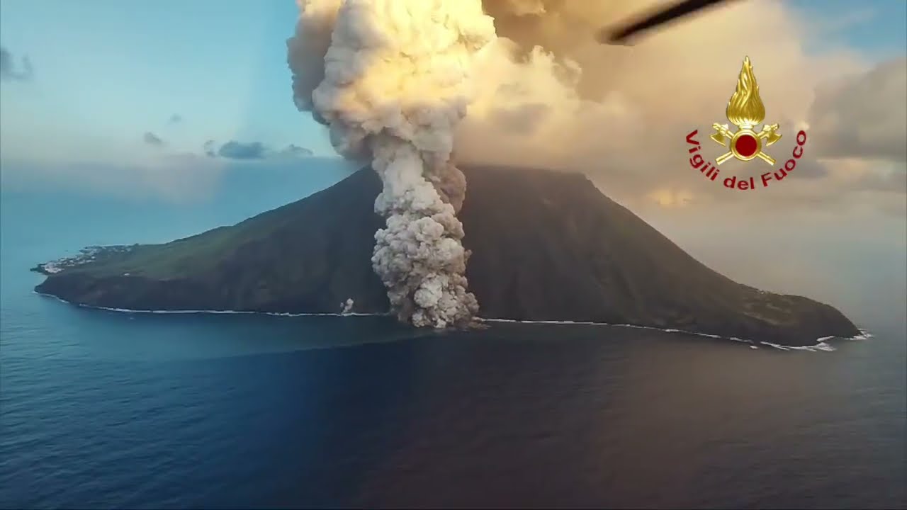 Eruzione Stromboli, le straordinarie immagini dall’elicottero dei Vigili del Fuoco
