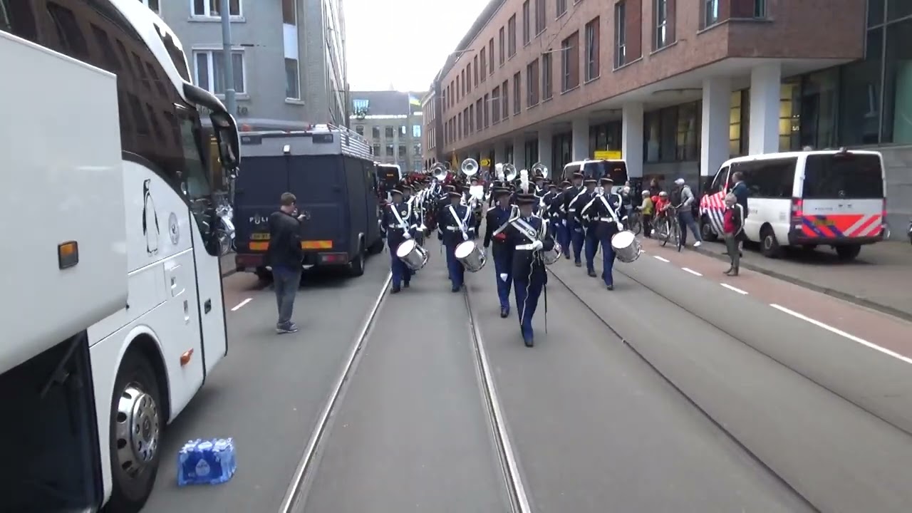 Orkest Koninklijke Marechaussee marcheert terug van de Schouwburg naar de bussen