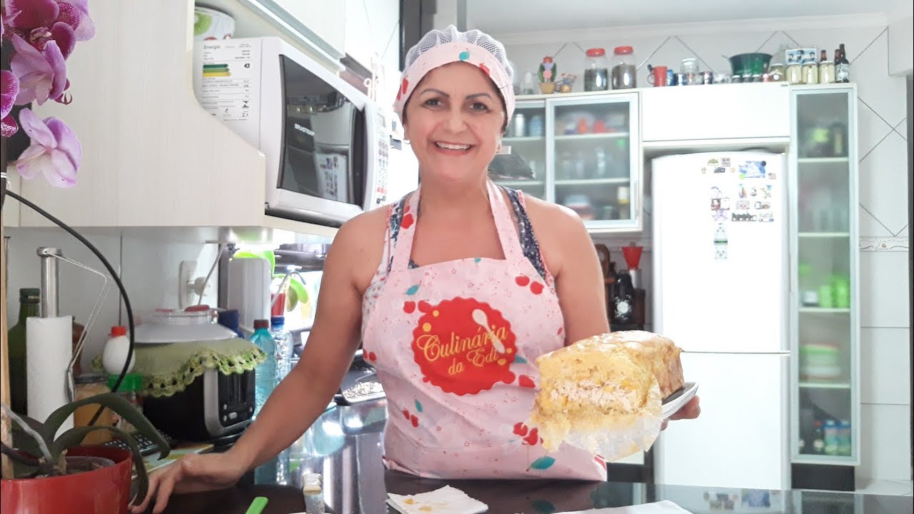 TORTA DE FUBÁ COM RECHEIO DE FRANGO