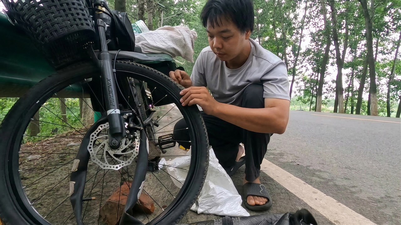 穷游突发大翻车！内外胎全报废被迫逃到公安局门口露营，拿针线硬核缝补轮胎