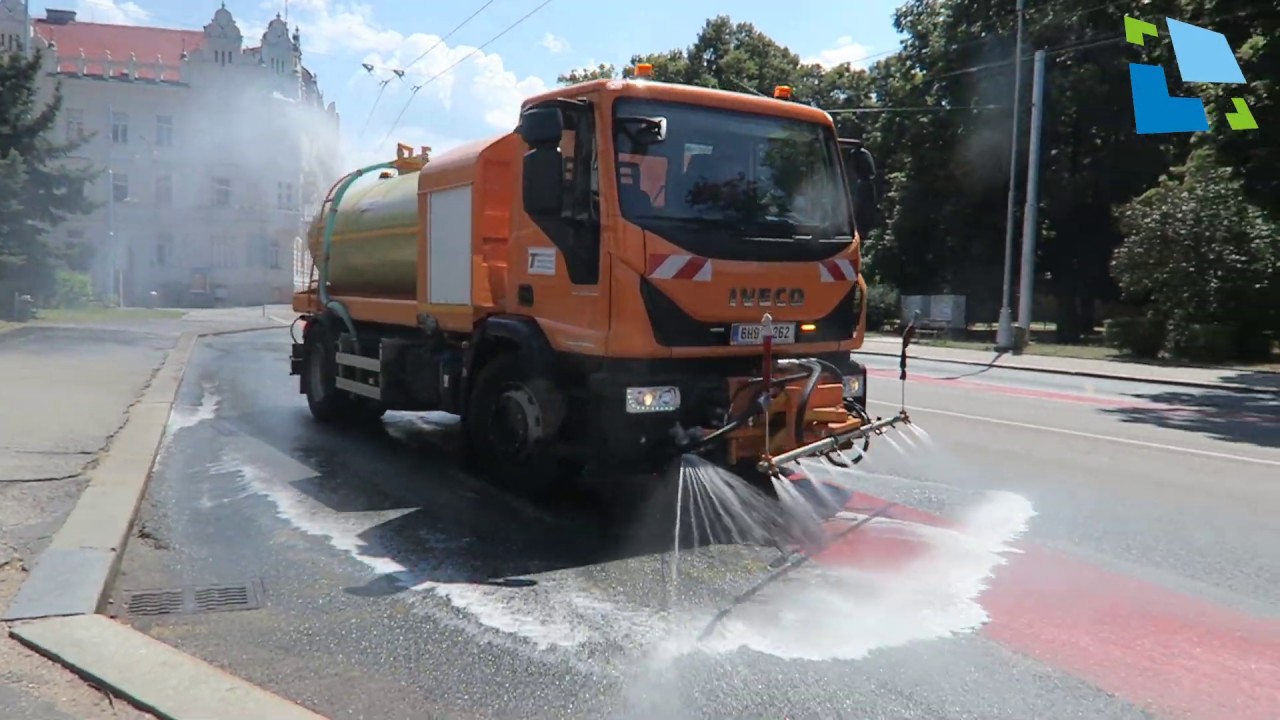 Ve vedrech osvěžuje Hradečany v ulicích kropící vůz