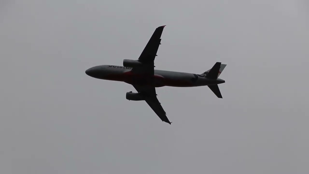 Jetstar Airways (Airbus A320-232) (VH-VFI) Taking off From Auckland Airport (NZAA)