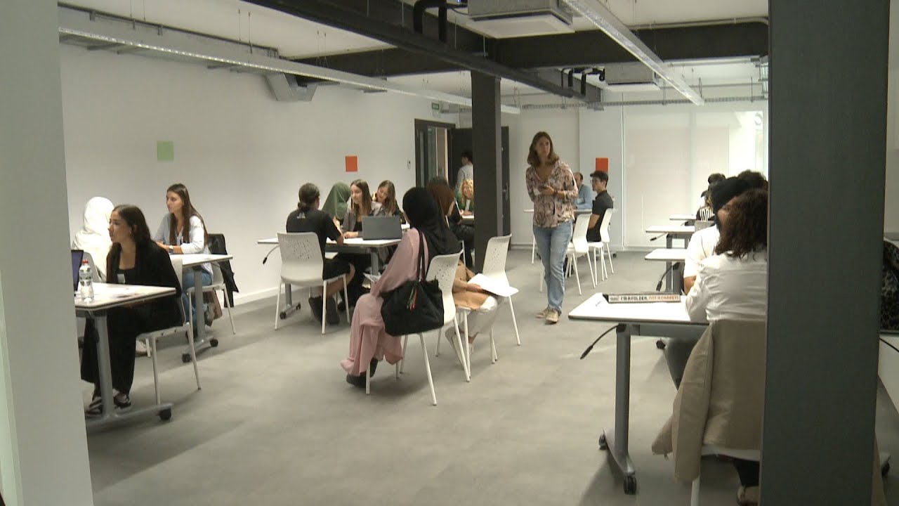 Trobar feina i trobar personal; Manlleu se suma a la moda de l'speed-dating