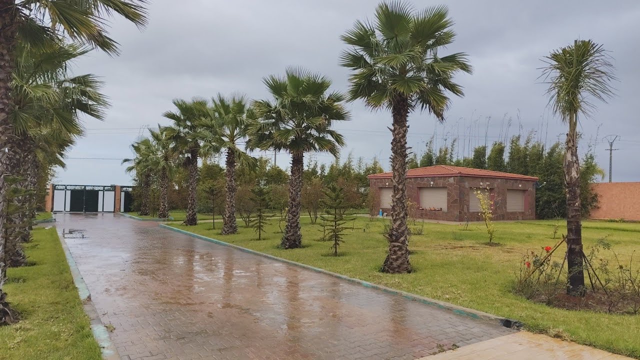 فيرمة كبيرة للبيع في بوزنيقة لبسابس محفظة على الكودرون فيها فيلا كبيرة أو جوج سكنات مجهزة 