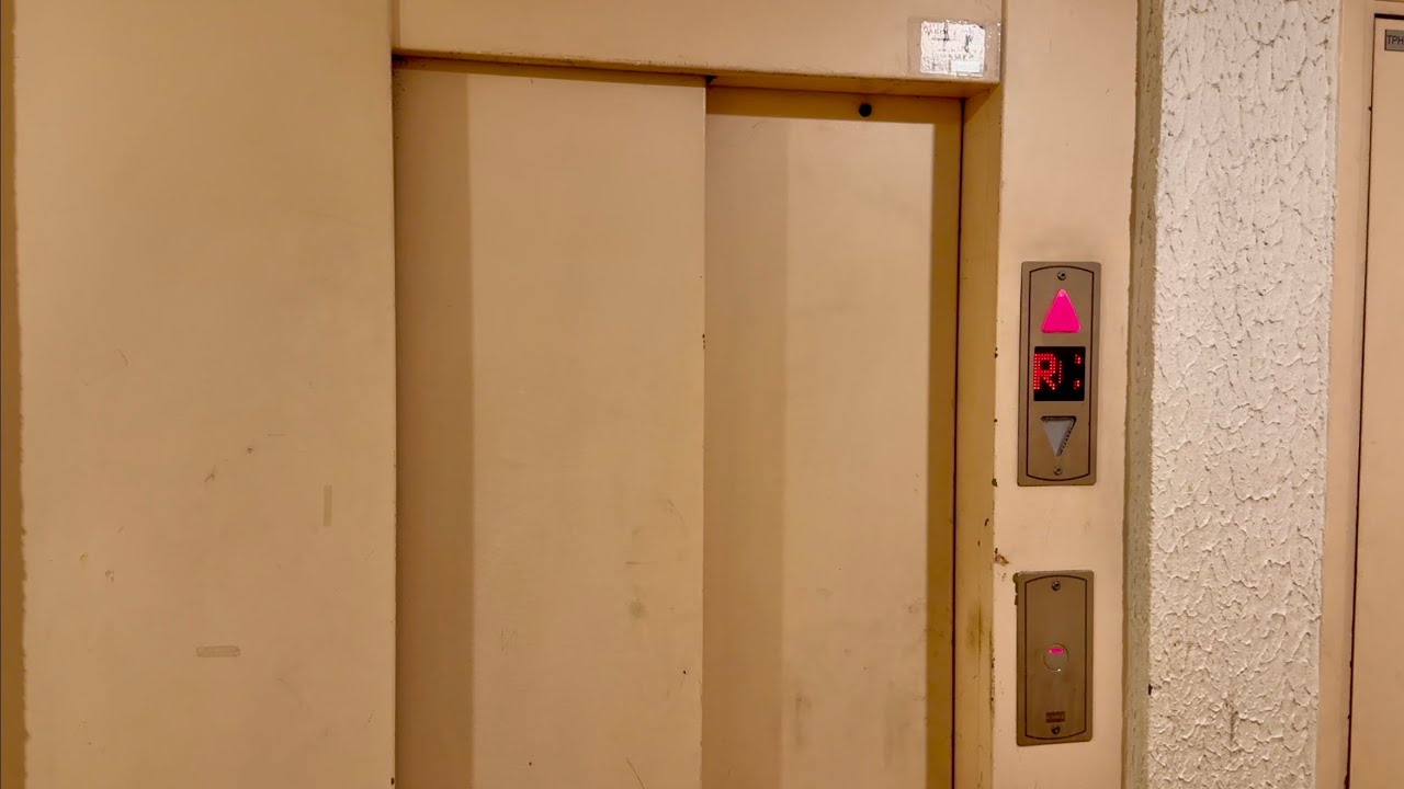 1976 Westinghouse (2000s Kone mod) elevator - Manosque, France