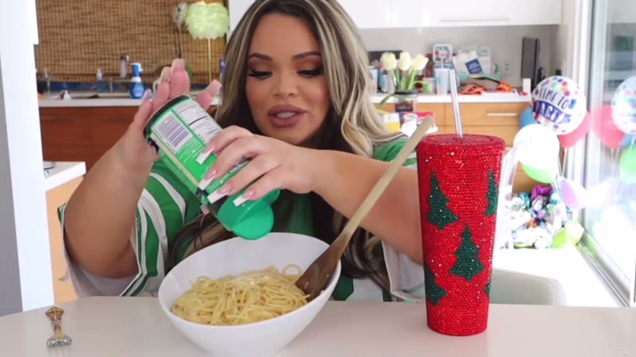 Trisha Paytas Being Obsessed With Buttered Noodles For 5 Minutes Straight