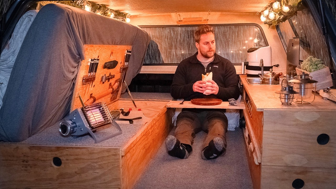 Одиночный кемпинг в грузовике под дождём и туманом | Звуки кемпинга | Расслабляющий ASMR