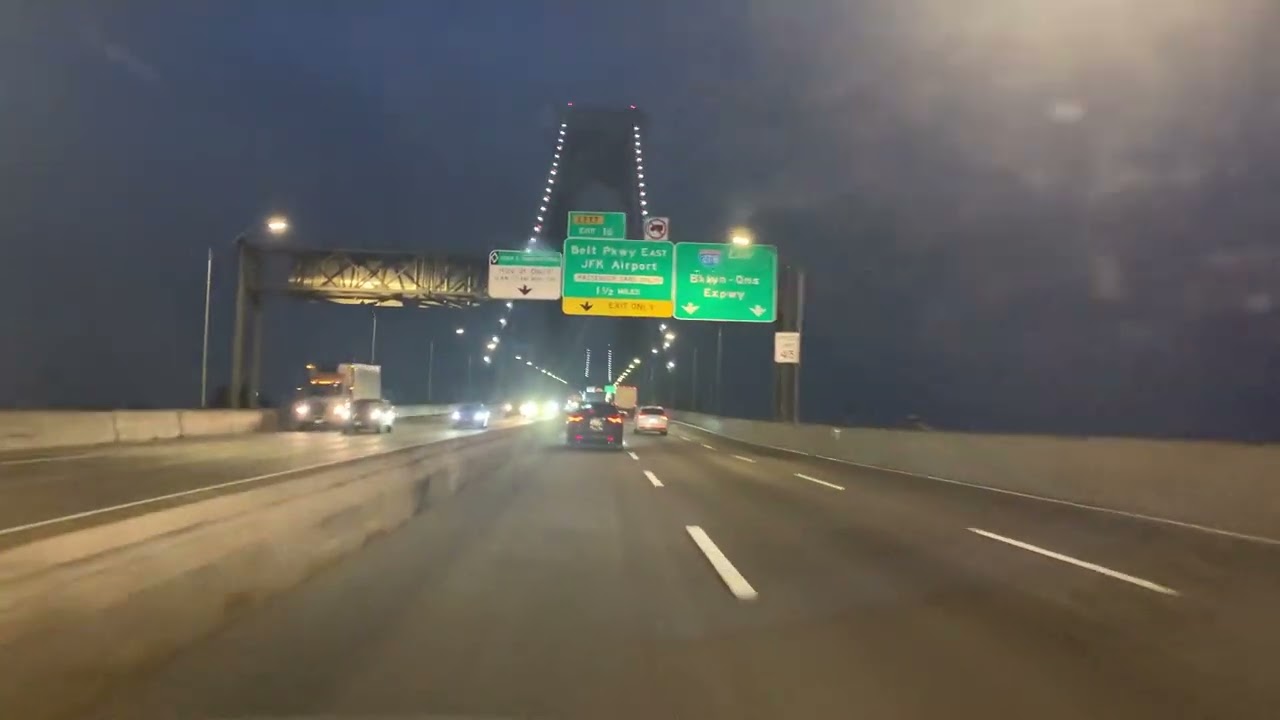 Crossing nighttime the Verrazano Bridge/Cruzando de noche el Puente Verrazano.