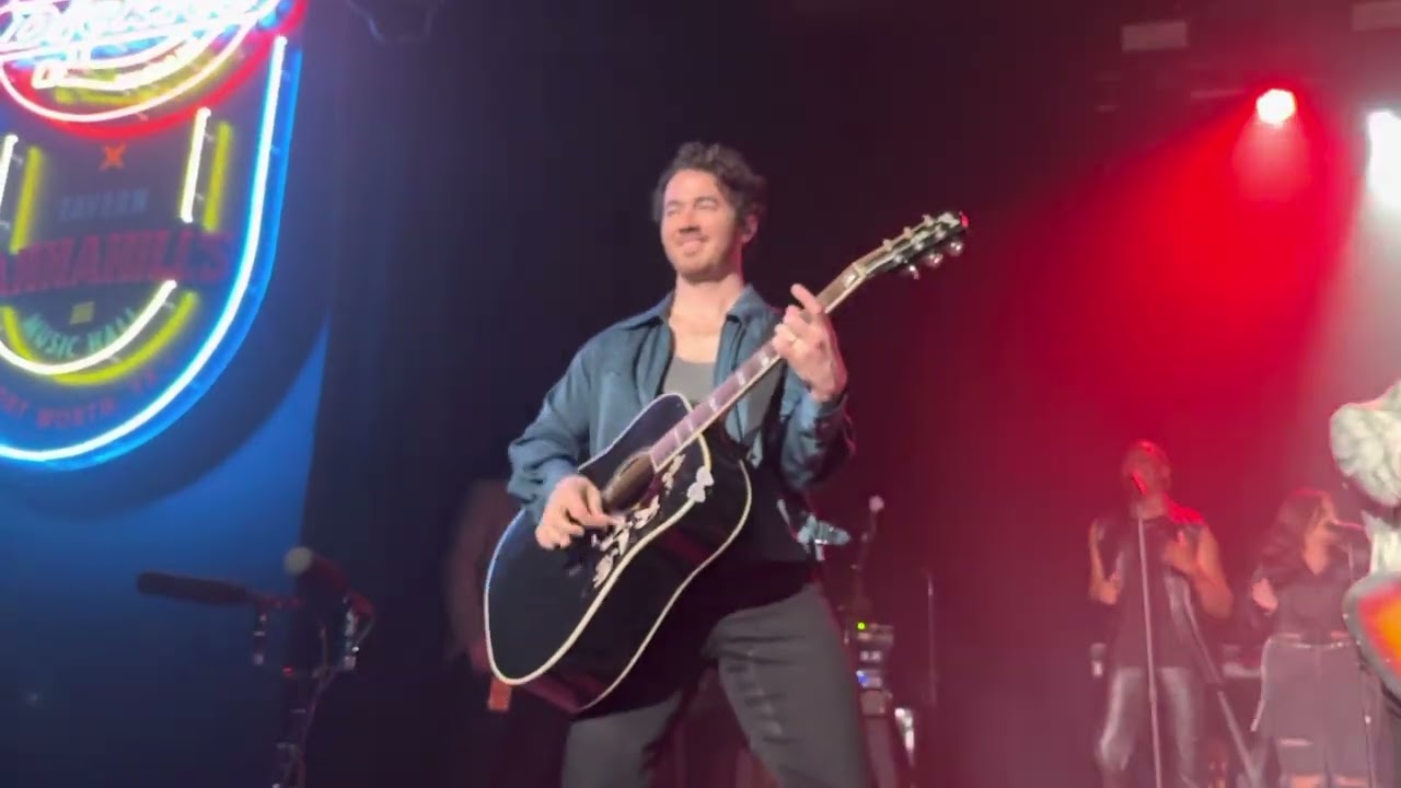 Jonas Brothers What A Man Gotta Do - Fort Worth Secret Show