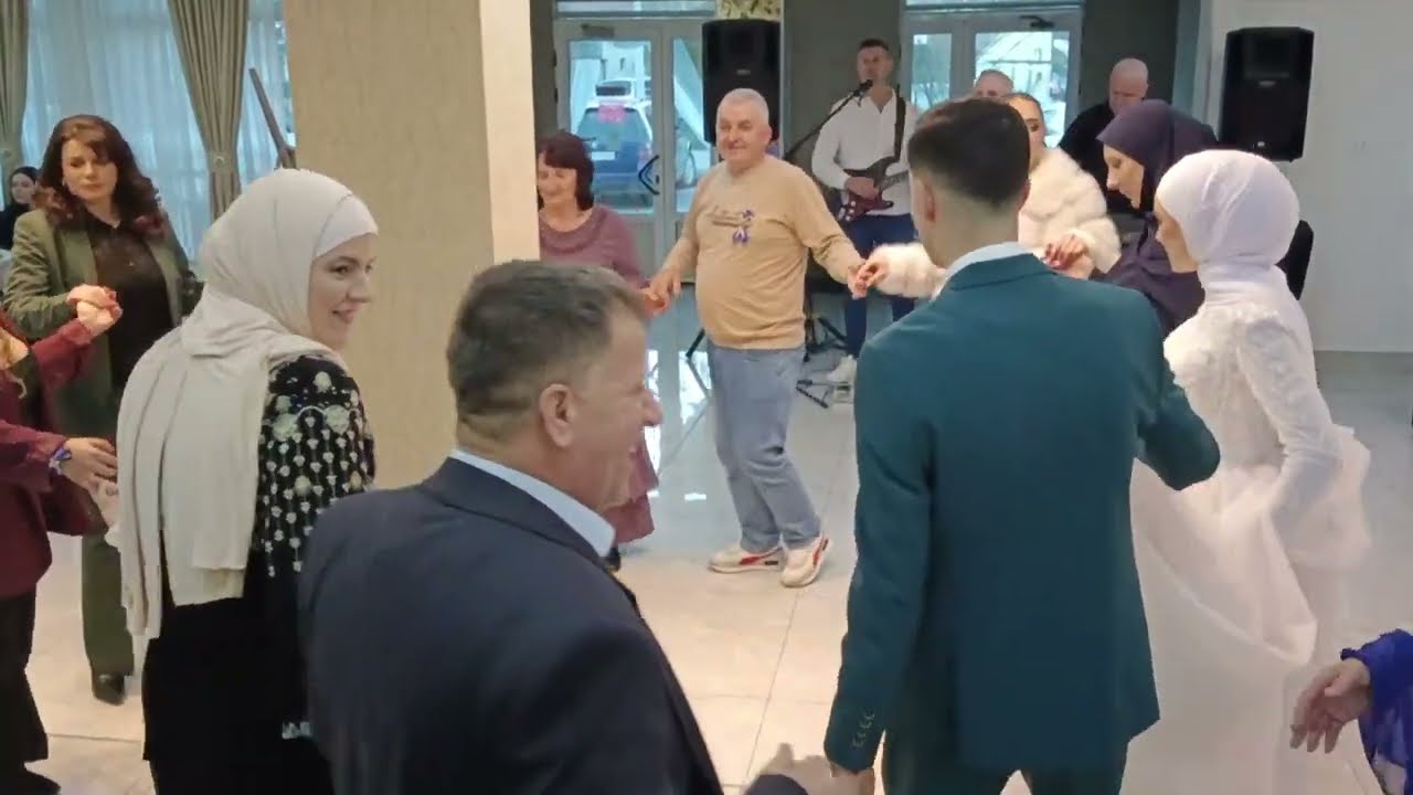 Ulazak Mladenaca U Restoran Pjesme Od Roditelja Snimatelj Ramiz