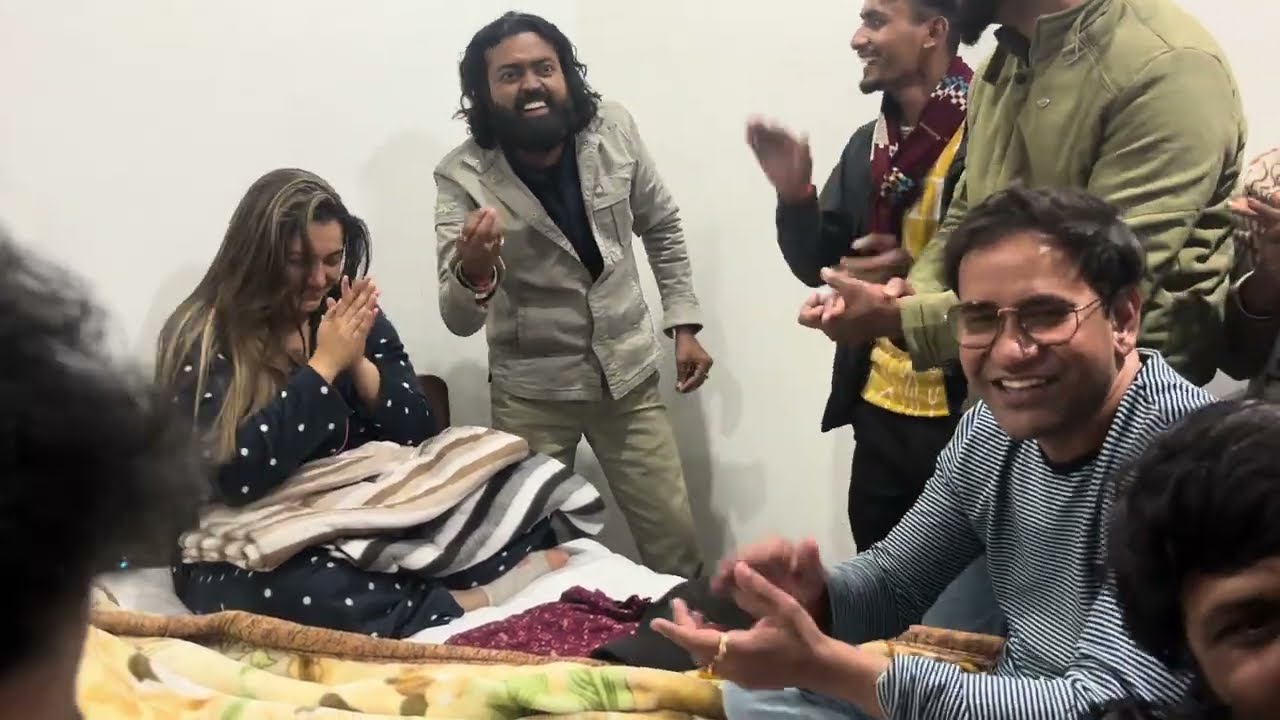 Aamrapali ji ka birthday enjoy kartey huye Nirahua ji,adarsh anand mimicry kartey huye subko hasaya🙏