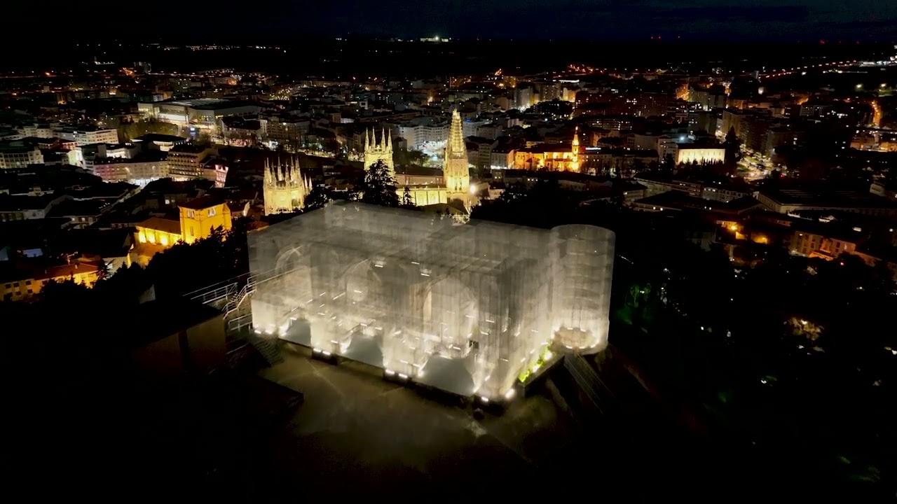 Vídeo dron de noche recreación volumétrica del Castillo de Burgos - MAXMETAL Tomelloso
