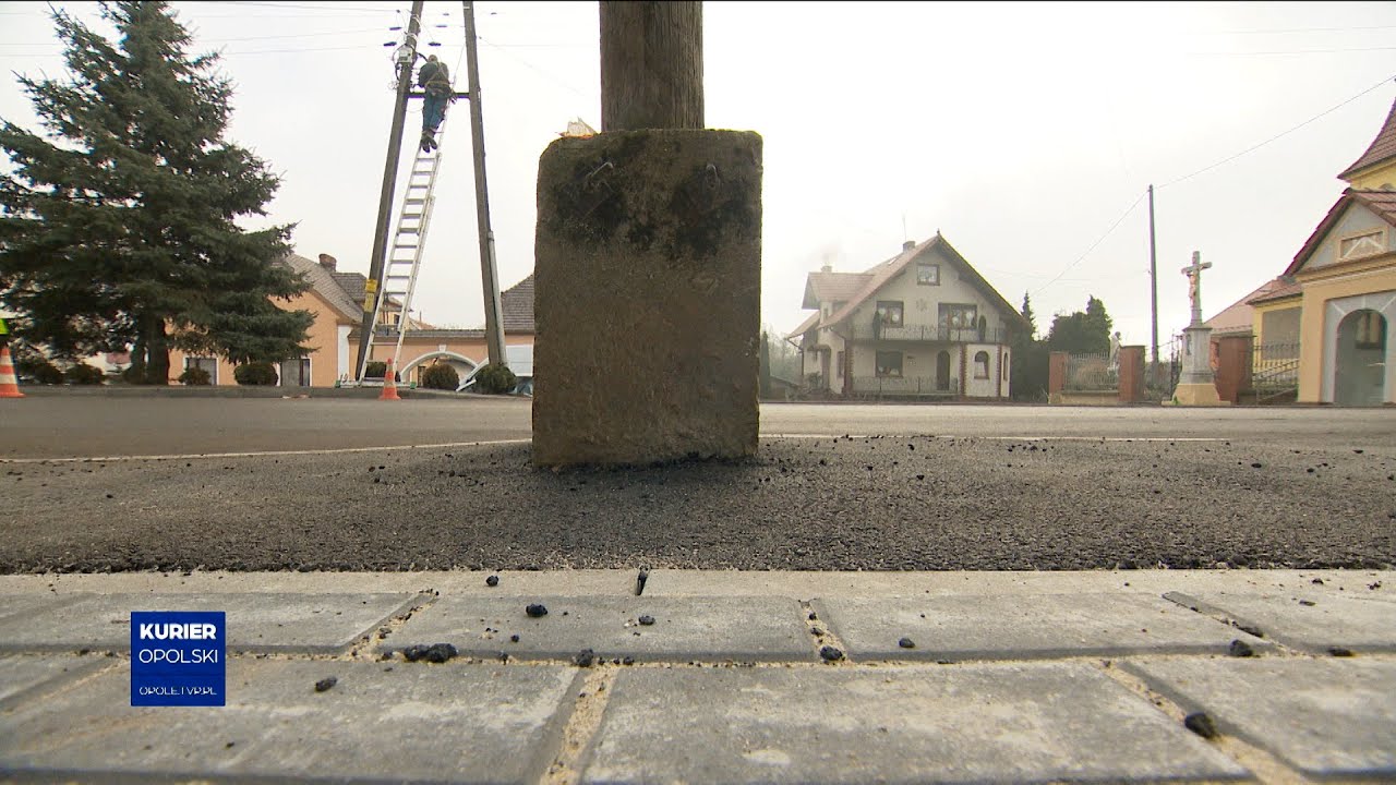 Nowe chodniki, a na środku... stare słupy. Skąd pomysł na inwestycję?