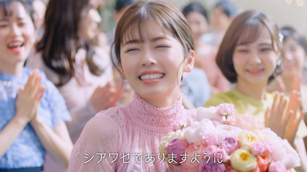 小芝風花、ブーケトス受け取り満面の笑み　透き通る美肌も披露　『キャンメイク』新CM＆メイキング