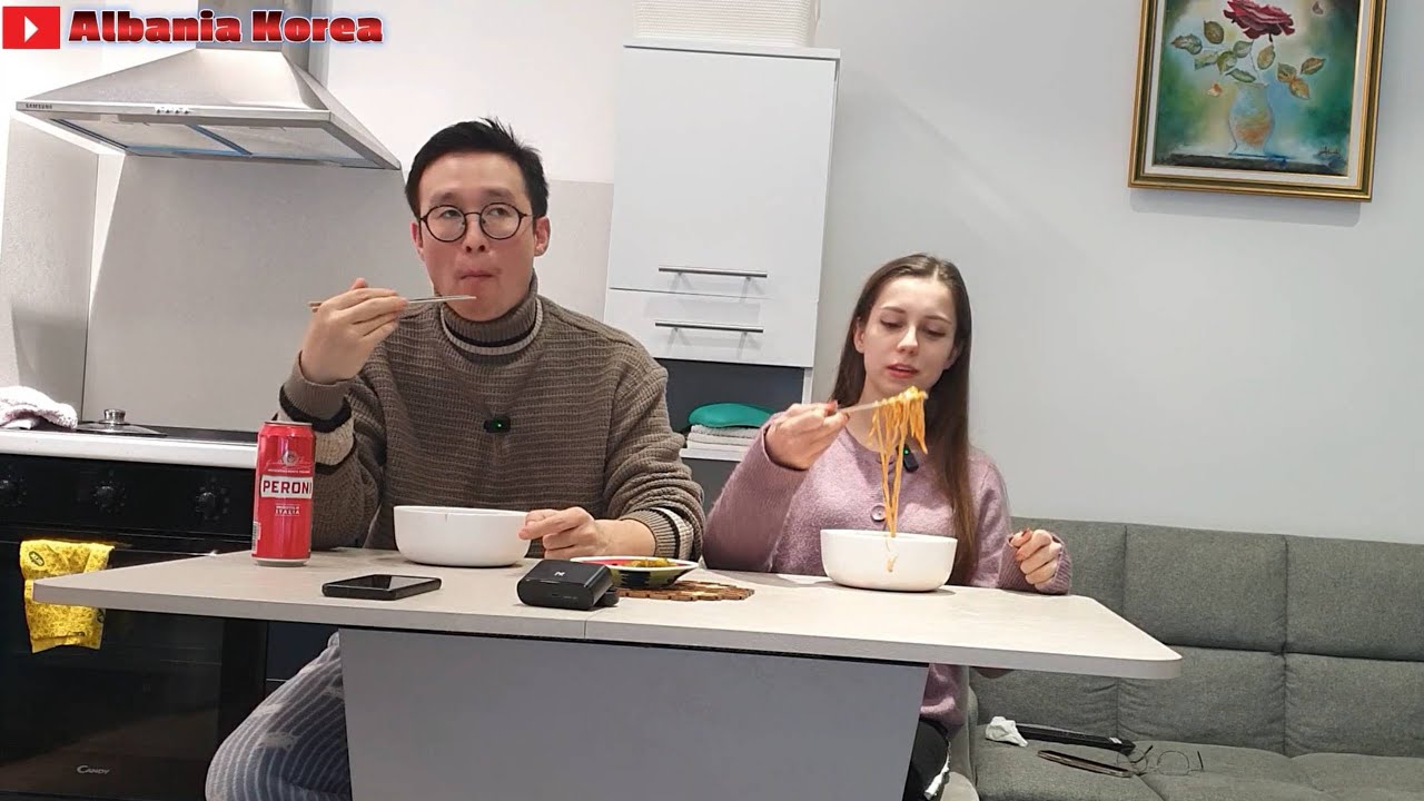 [국제부부]새해첫날 알바니아 와이프와 동네 수퍼마켓에서 산 불닭라면을 먹습니다