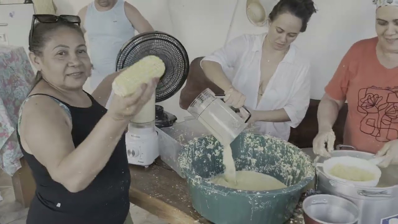 Fazendo canjica e pamonha na praia