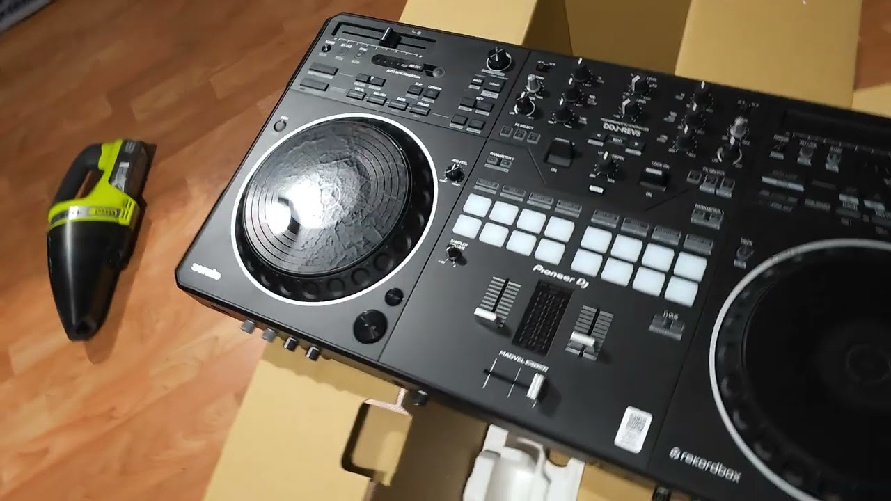 Pioneer DJ Rev5, just the unboxing