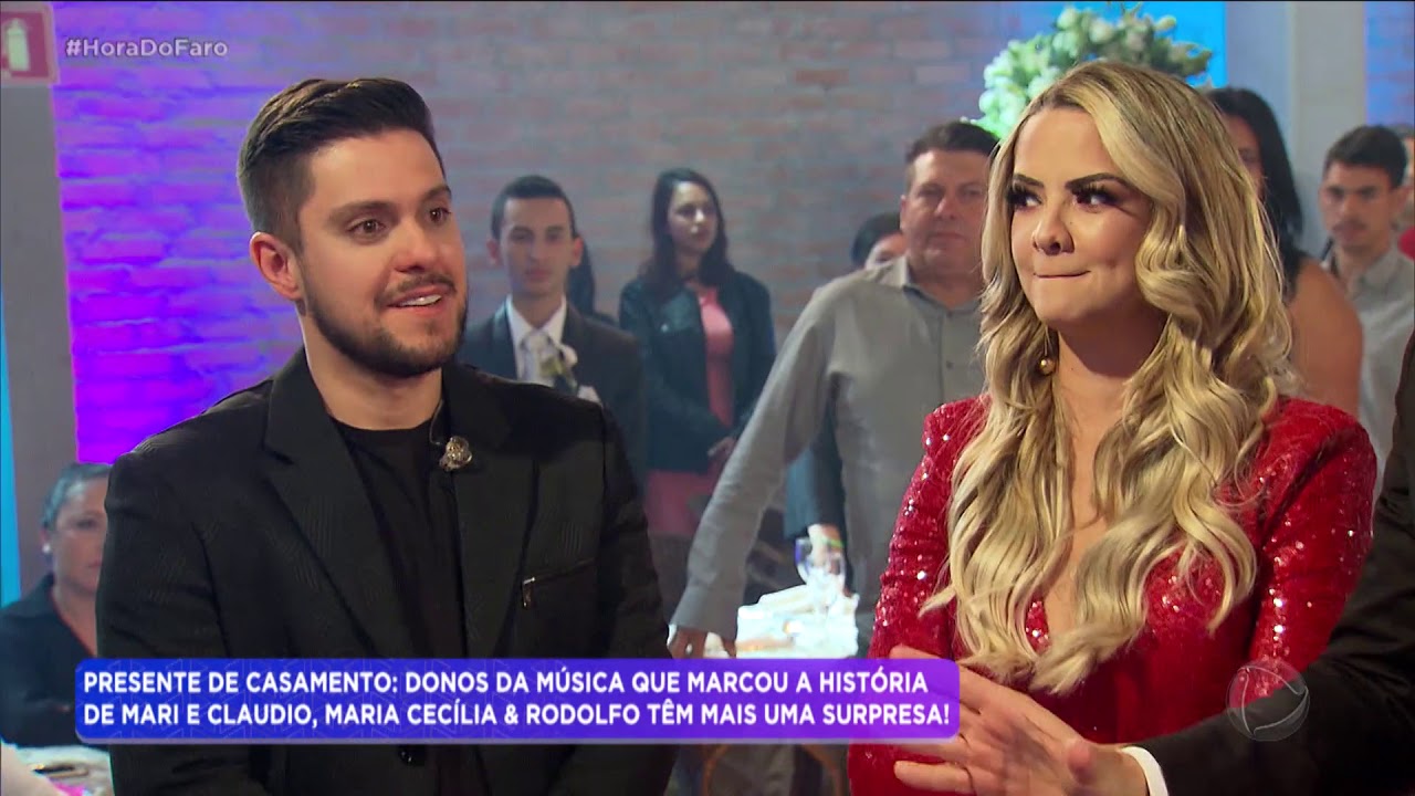 Maria Cecília e Rodolfo presenteiam casal com show em casamento