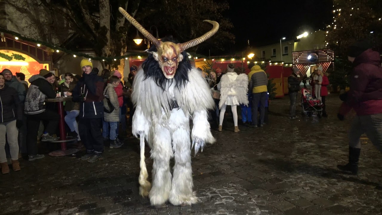 Lockeres Krampus Treiben am Marktplatz in Altenmarkt im Pongau