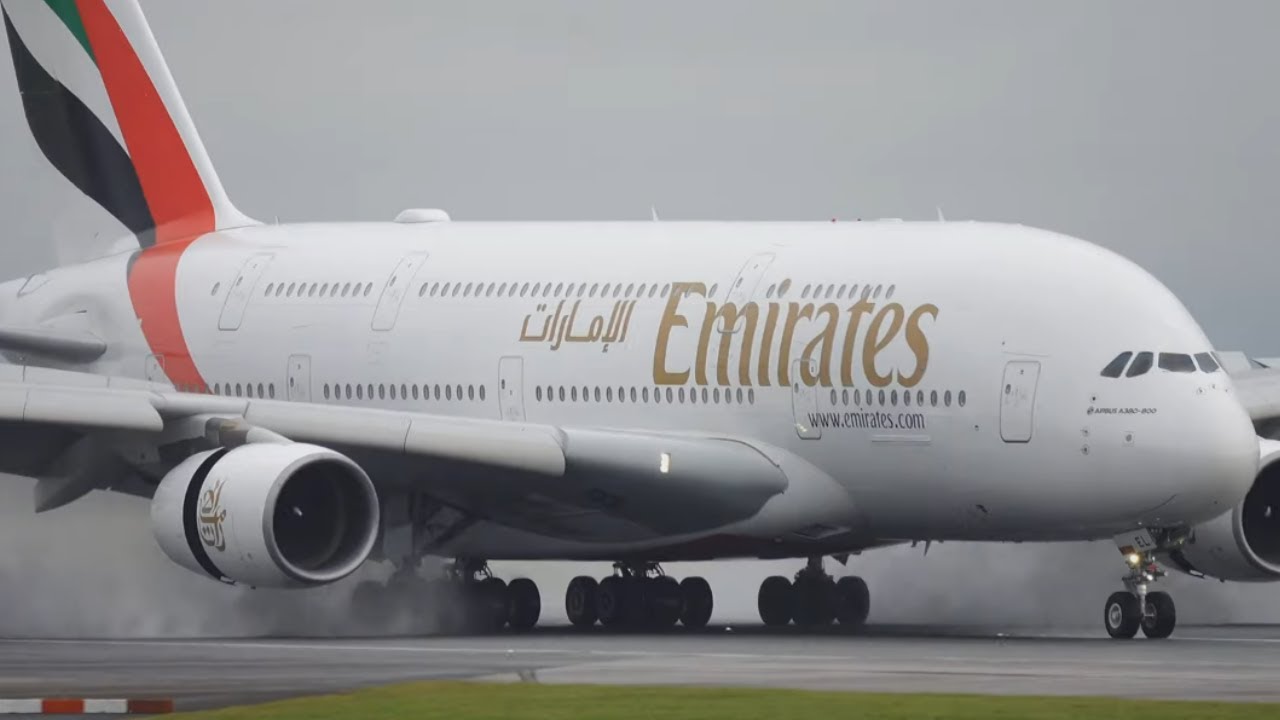🔴 A380 Wet Runway Spray! at 1:32:48 - Manchester Airport