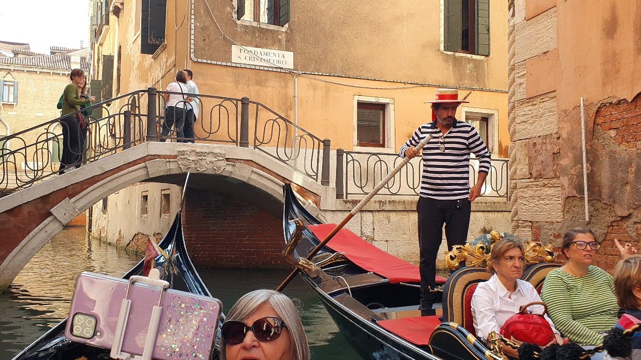 Paseo en góndola en Venecia, Italia